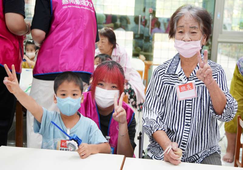 嘉藥祖孫共學玩童玩　跨世代交流傳承童年回憶