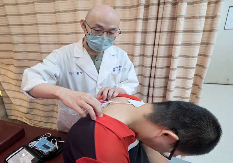高市6旬工程師男肩頸僵硬失眠 健仁醫院中醫科頻率特定微電流整合療程逐步改善