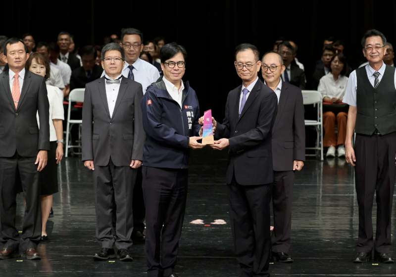 高市高中以下學校115學年度新卸任校長布達交接 陳其邁頒授聘書贈退休校長紀念品
