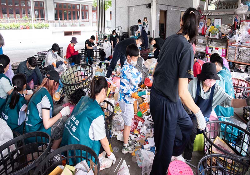 高市青年局領軍16名青年志工 前進慈濟基金會鳳山靜思堂體驗資源回收