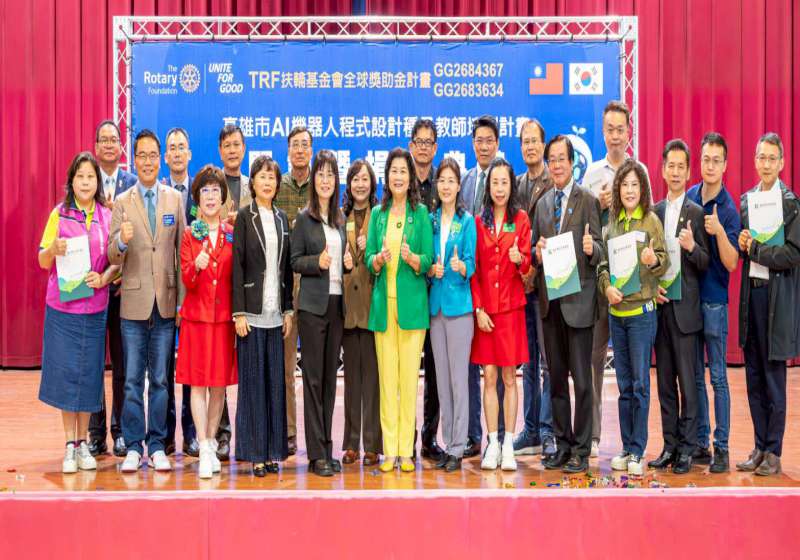 高市教育局培訓AI機器人程式設計種子教師 獲高市大愛、早安扶輪社資源挹注
