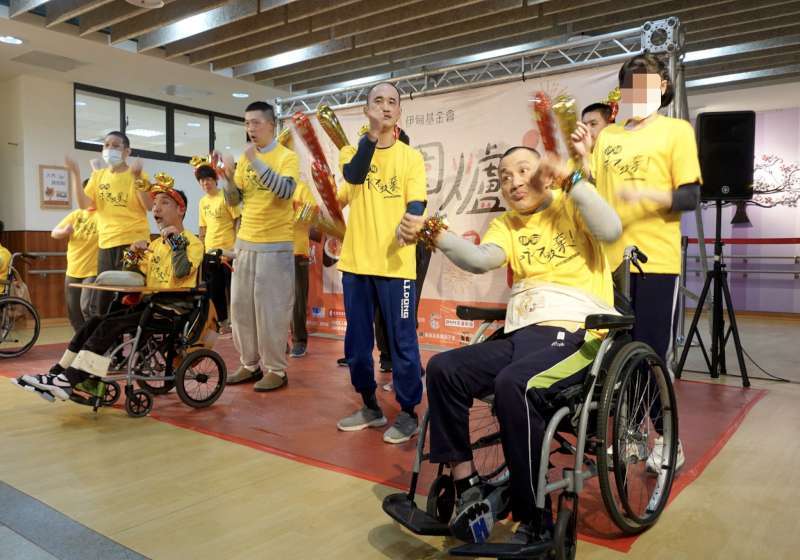 高市社會局無障礙之家附設燕巢家園愛圍爐 住民帶動唱化身財神爺發送祝福小卡