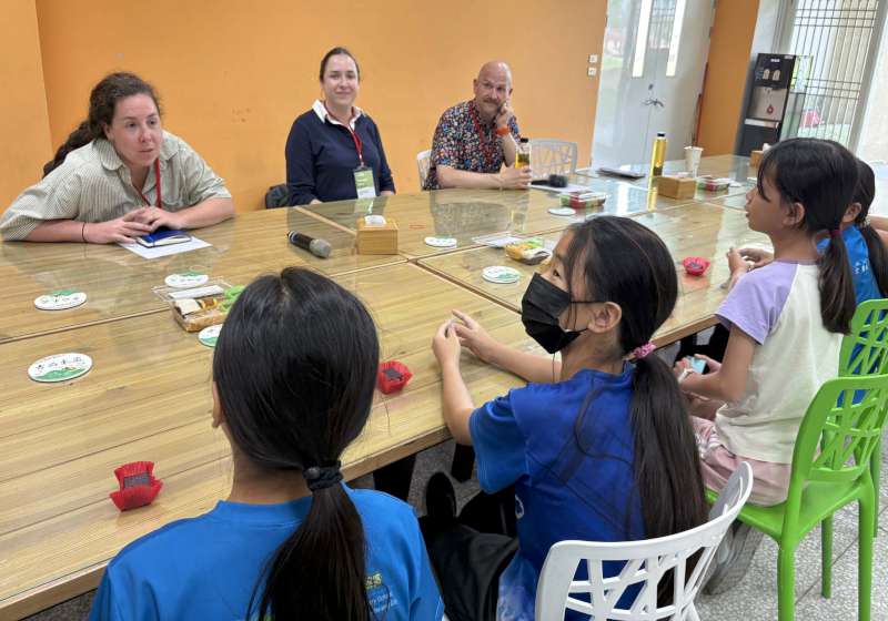 美國國務院傅爾布萊特全球教室計畫教師訪高市吉東國小 體驗藍染對談農廢