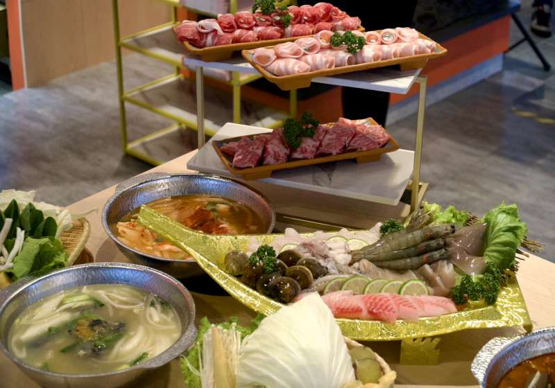高雄火鍋控衝了！「小洞天石頭火鍋」海洋廚房店開幕 10天祭買一送一優惠