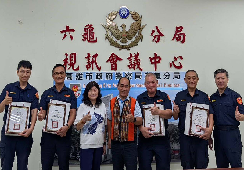 高市六龜分局2派出所4員警熱心助迷路翁返家 市議員高忠德代表贈金頒獎表揚