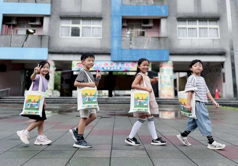 高市府贈小一新生開學百寶箱 內含實用文具搭配融入輕軌意象提袋