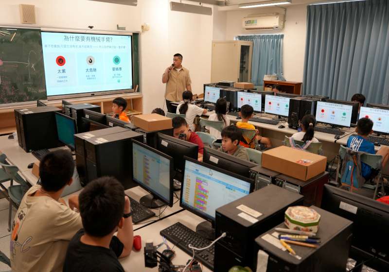 高科大攜手教育局為期三天探索營 2偏鄉小校生實作人工智慧紮根科教