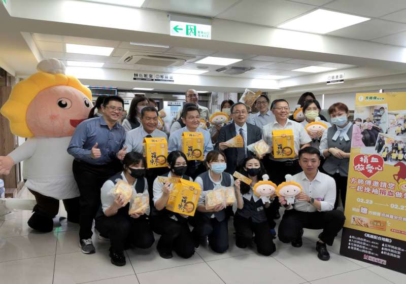 知名連鎖點心坊企業愛心捐血週起跑 董座方漢武率先響應號召挽袖免費嘗招牌羅宋