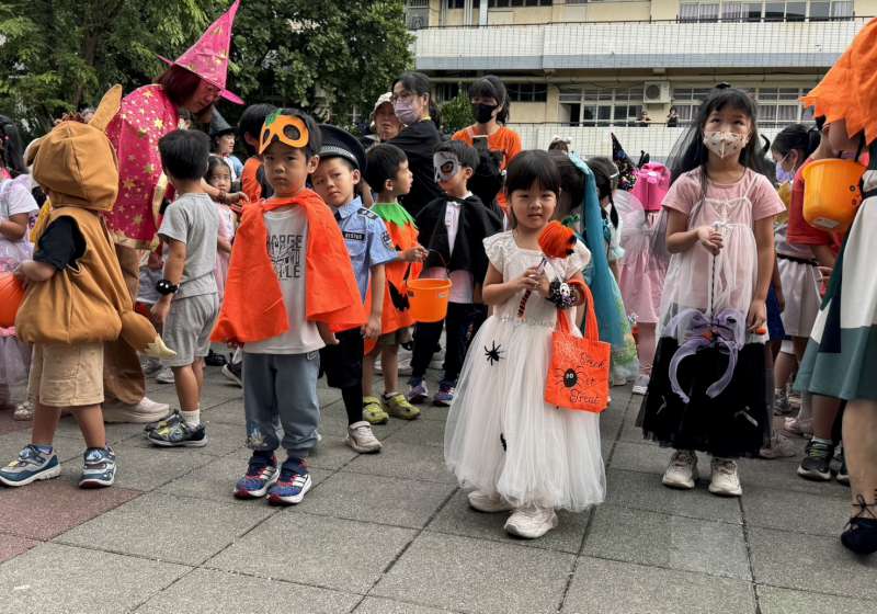 高市三民區正興國小逾200組親子變裝走秀 家長會委員化身魔法使者快閃發糖果