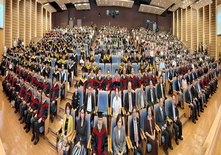 前總統蔡英文現身高醫大畢典 三祝福期勉提醒知識接軌人群專業回應需求