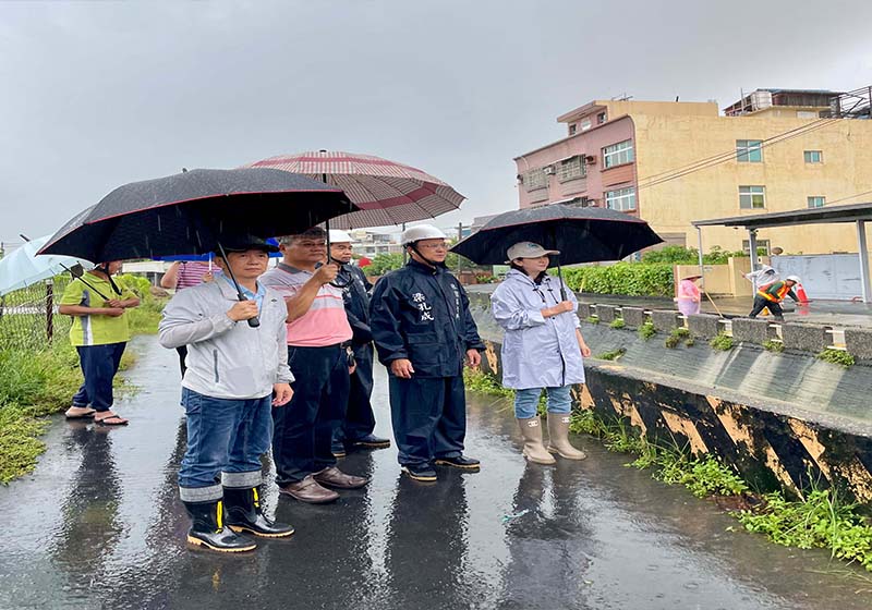 豪雨致高市林園區港仔埔旁路塌 農水署高管處緊急灌漿回填加固