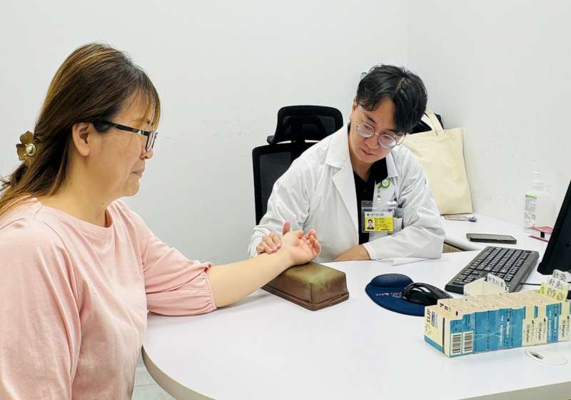 高市5旬女連1個月耳鳴停經衍生不適症狀 高雄秀傳紀念醫院中醫辨證服藥針灸改善