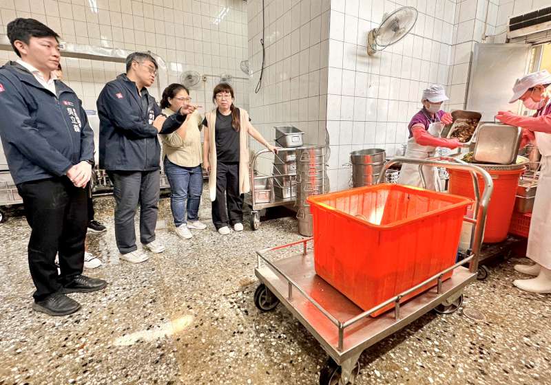 高市府新學期訪視鳳山區瑞興國小 關心營養午餐整備師生健康管理飲食教育成果