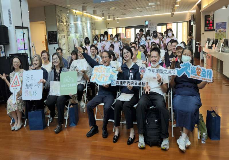 交通部攜手高市交通局、總圖前進大東藝術圖館 發表交安繪本《每天，都要平安過馬路》