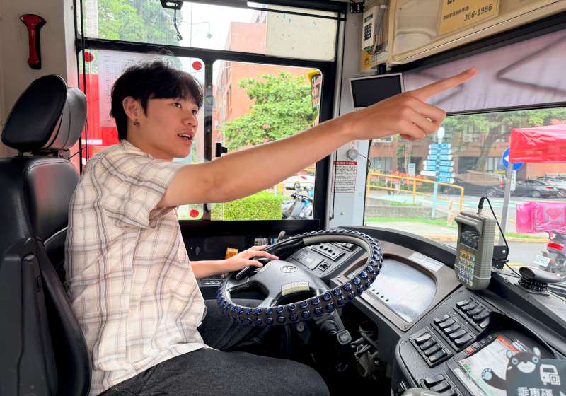 中山大學交通安全週系列活動 教職員生體驗大型車內輪差