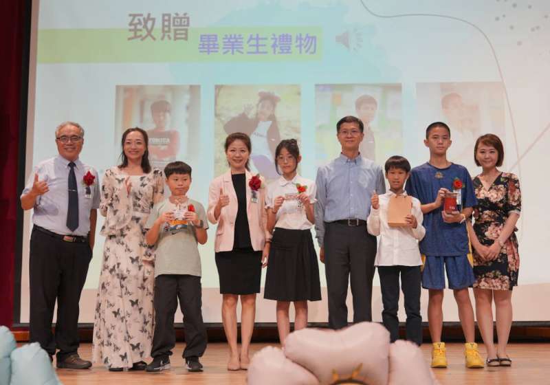 高市三民區河堤國小第11屆畢典 家長會贈印章限定一卡通刻姓名鋼珠筆牛肉鬆