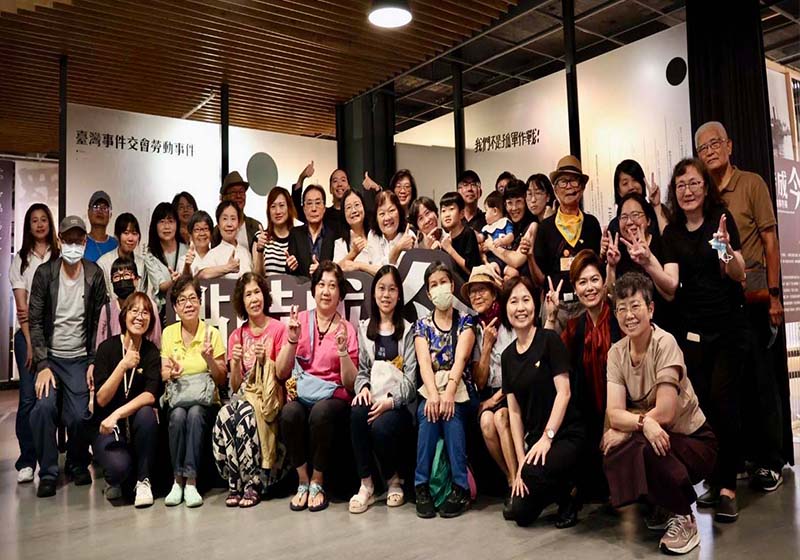 高市勞工局勞博館勞動劇場《流經歲月》最終場 劇組志工演員獲贈紀念遮陽帽