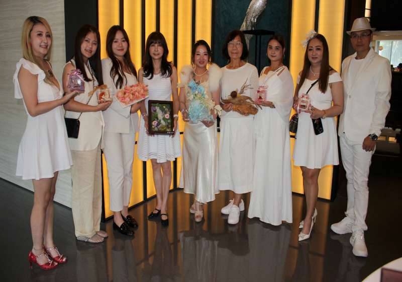第五屆白手杖永生花公益展相約高雄洲際酒店大廳酒吧 藝術家林小霜等4人捐作響應
