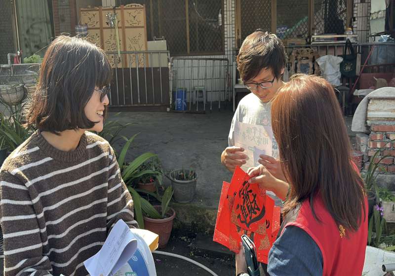 台電鳳山區處邀4退休在職同仁揮毫贈春聯 親送原住民區獨老賀年