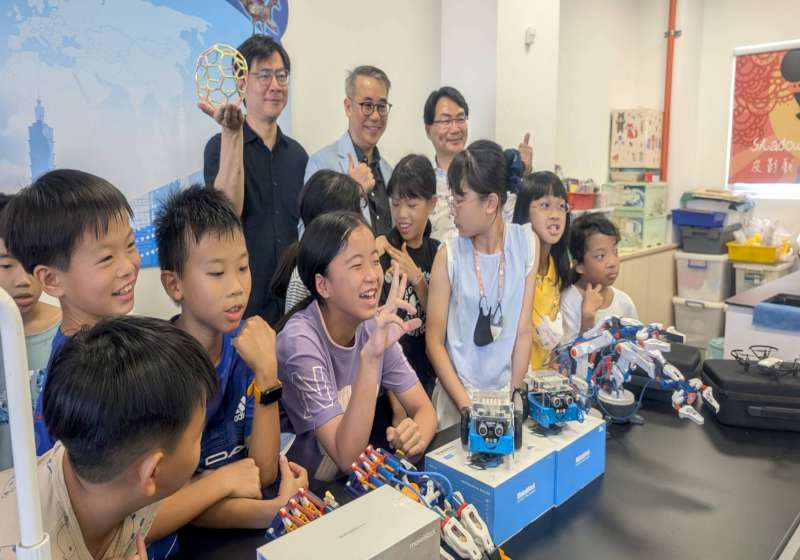 高科大科教中心進駐彌陀區壽齡國小揭牌 同步捐贈3D列印機等教學設備