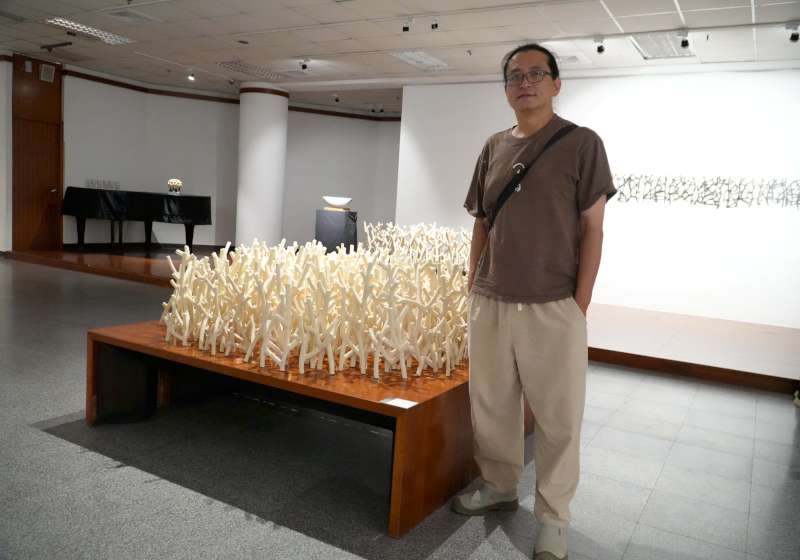 正修科大科藝處「那片礁—鄭宏南創作個展」 46組石雕、陶藝藝術中心邀賞