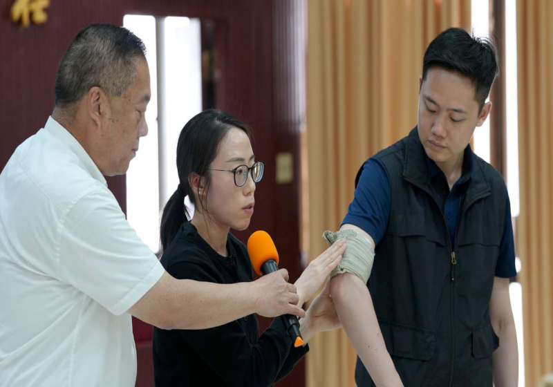 致勝國際攜手明基材料捐市警局加壓止血繃帶、紗布 強化員警值勤安全