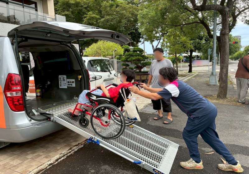 高市衛生局輔導7家計程車隊接送長照機構服務對象 預約時間延長至晚上8點