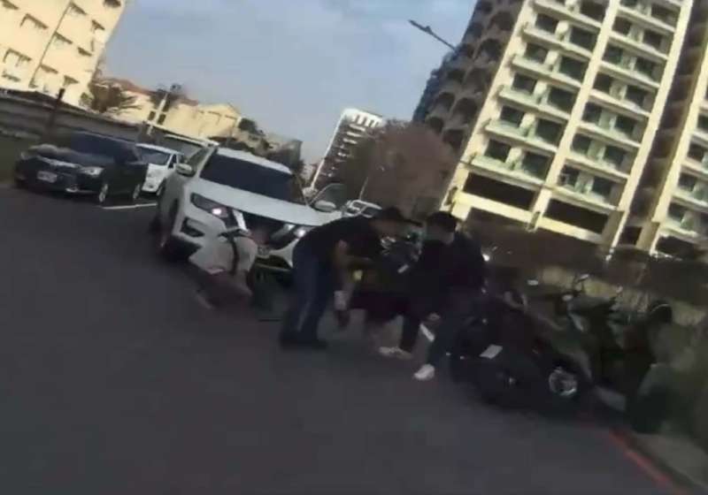 高市男通訊軟體販毒專車配送 刑大等5單位楠梓區逮人扣證物送辦