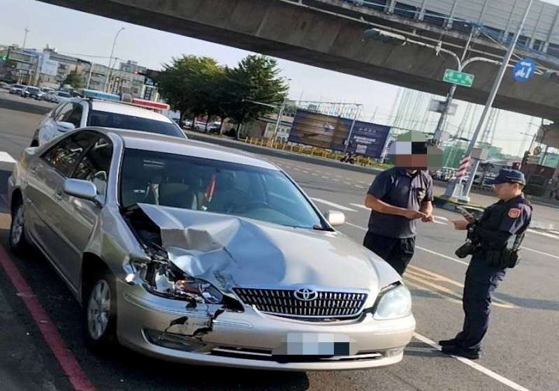 輕微交通事故無人傷亡 高市警局交大提醒開閃黃燈報警遠離出道護安全