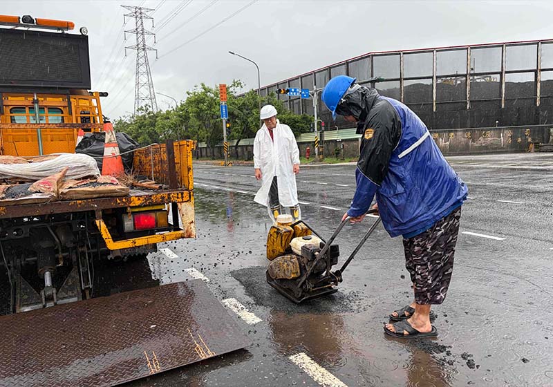 連日豪雨致高市部分路段破損積水 工務局指示新工處協調廠商修補