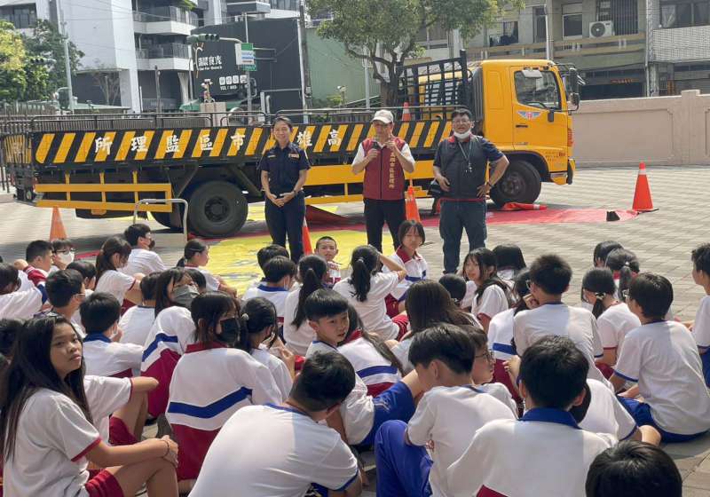 高市警局交大攜手小港分局、高雄市區監理所 前進小港區小港國中宣導大車內輪差