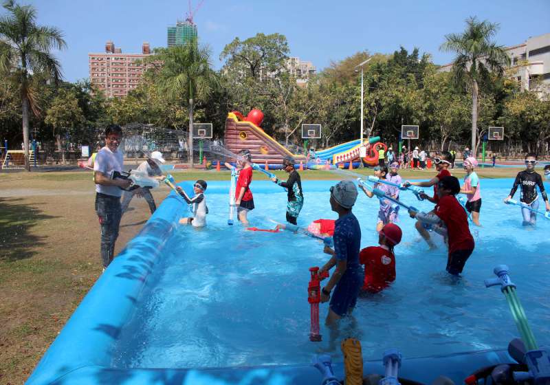 新上國小打造異次元水世界 氣墊遊樂園陪伴孩童開心打水仗