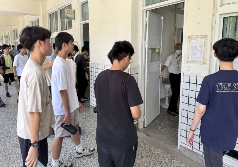 115學年度大學分科測驗首日高雄三考區134人缺考 高大校長陳啟仁慰勉試務人員