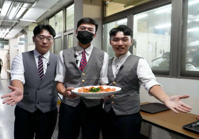 正修科大餐飲系3班畢業成果展 自製料理、舞台表演、互動遊戲展專業技能