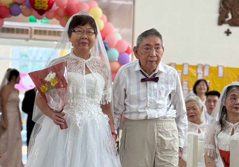 高雄天主教聖功醫院左營德蘭失智症據點承諾婚禮 長者等人見證教師與先生人生新頁