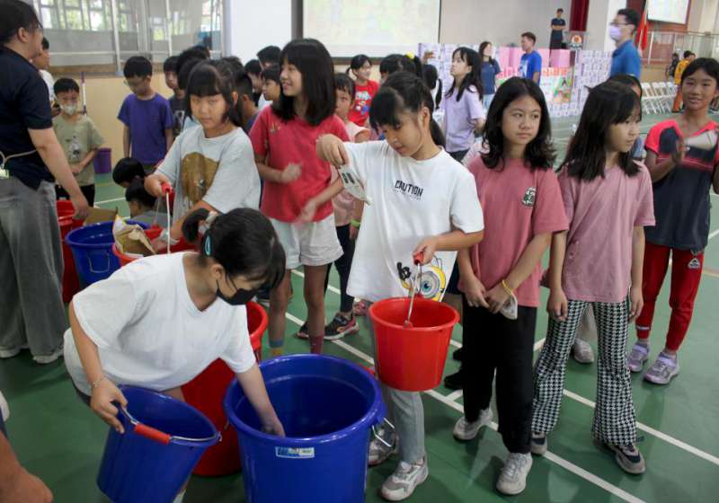 高市三民區河堤國小四年級生闖關體驗做家事 獲環保服務、清潔用品商捐贈善款物資