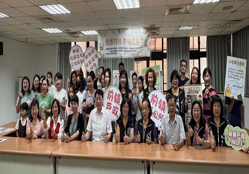 高市前鎮區公所攜手戶政所、2新住民社團 邀親子手作生態瓶問答宣導戶政知識