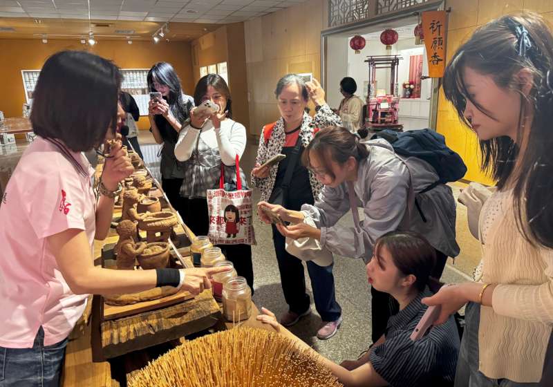 高大語文中心華語師領軍外籍生 跟隨大甲媽進香團繞境體驗鑽轎腳