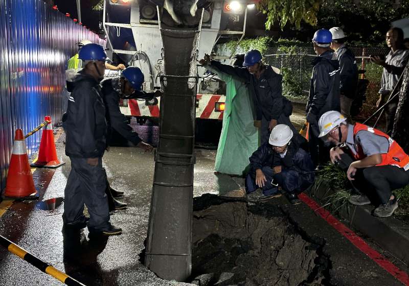 高市岡山區中山北路機慢車道雨後塌陷幸無人傷 捷運局漏夜灌漿回填恢復通車