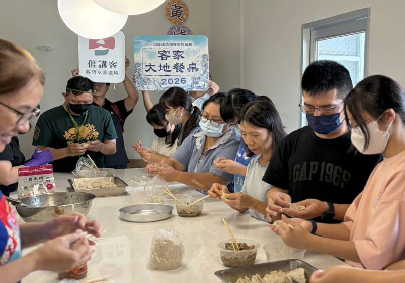 親子五感遊美濃野蓮 共學客家食農好滋味