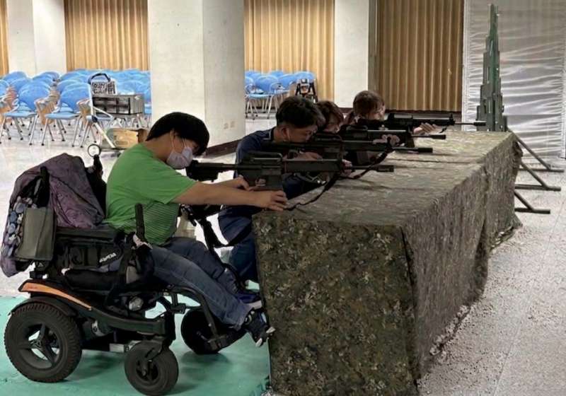 高餐大軍訓室攜手人事室 邀教職員生競速射擊空氣槍同步宣教反毒