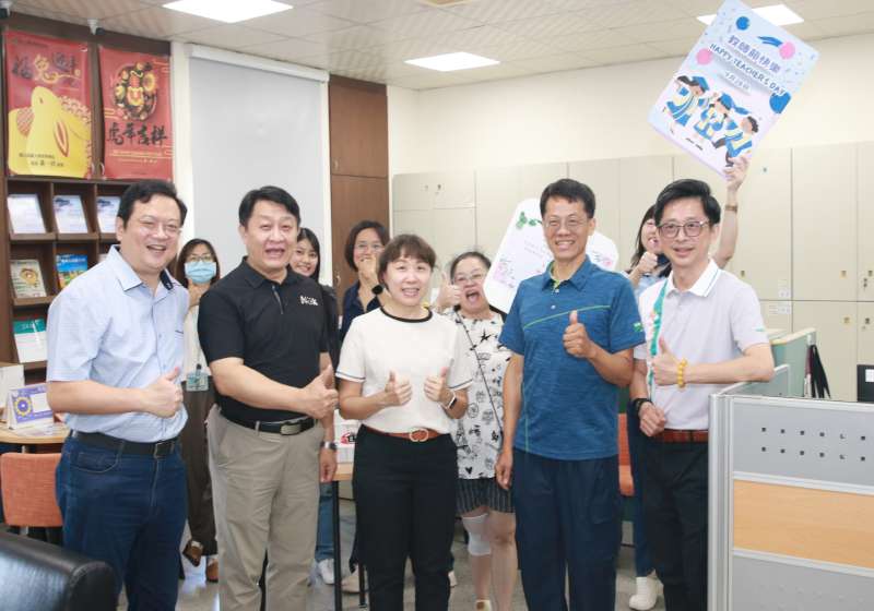 高大贈教職員印有校徽電子行李秤 感謝長期投入教研輔導提前賀中秋、教師節