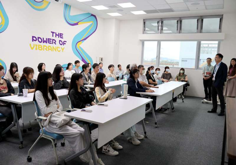 高大師生訪德國材料大廠高雄半導體科技旗艦園區 了解企業運作環境交流座談