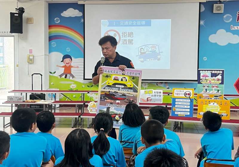 高市六龜區龍興國小攜手六龜分局義寶派出所 大型車進校宣導視線死角內輪差