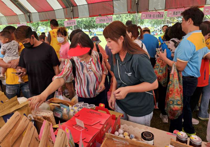 高市農業局型農大聯盟前進公益園遊會義賣 助建創世嘉義新院嘉惠植物人常年服務
