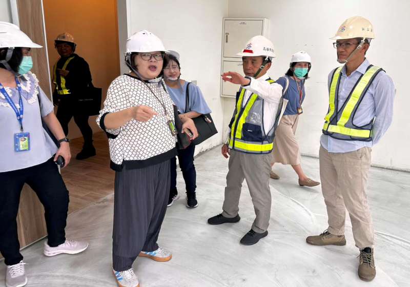 高市府訪視前鎮區70期重劃區日照暨公托中心工程 預計9月服務120名長者、幼兒