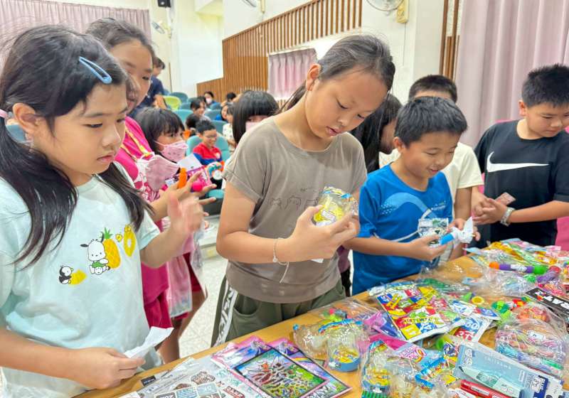 高市美濃區吉東國小榮譽點數換實用好禮 剩餘點數變現轉贈慈善基金會嘉惠偏鄉小校