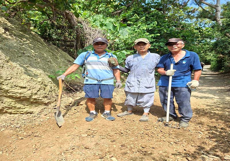 高雄元享寺後山步道風雨襲後大石擋路 法師持鏟清理整頓盼還山友安全小徑