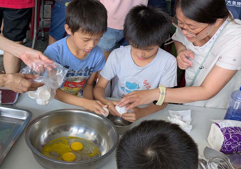 高市社教館邀張瓊尹前進中洲國小 指導親子實作冰淇淋銅鑼燒