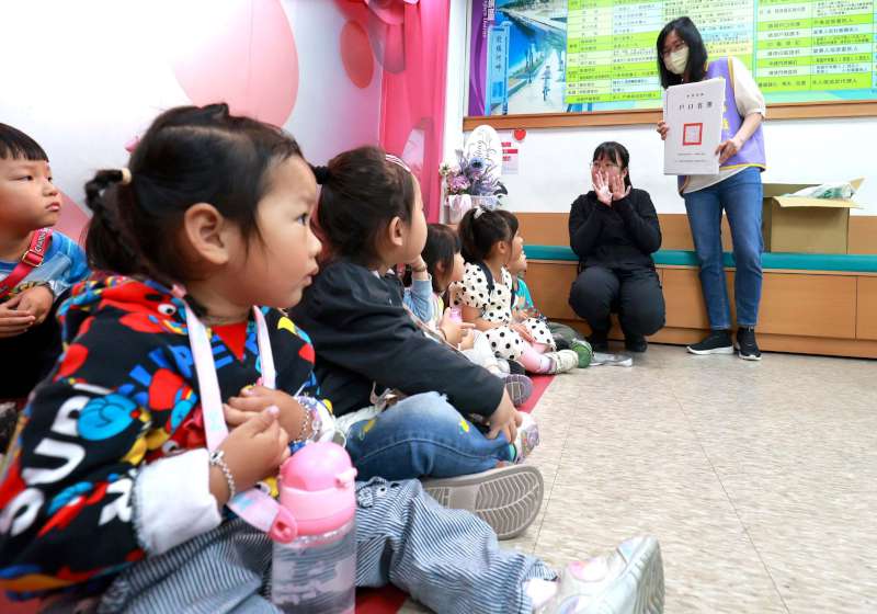 高市幼兒園訪前鎮戶政所 專人導覽搭配道具互動問答介紹便民業務